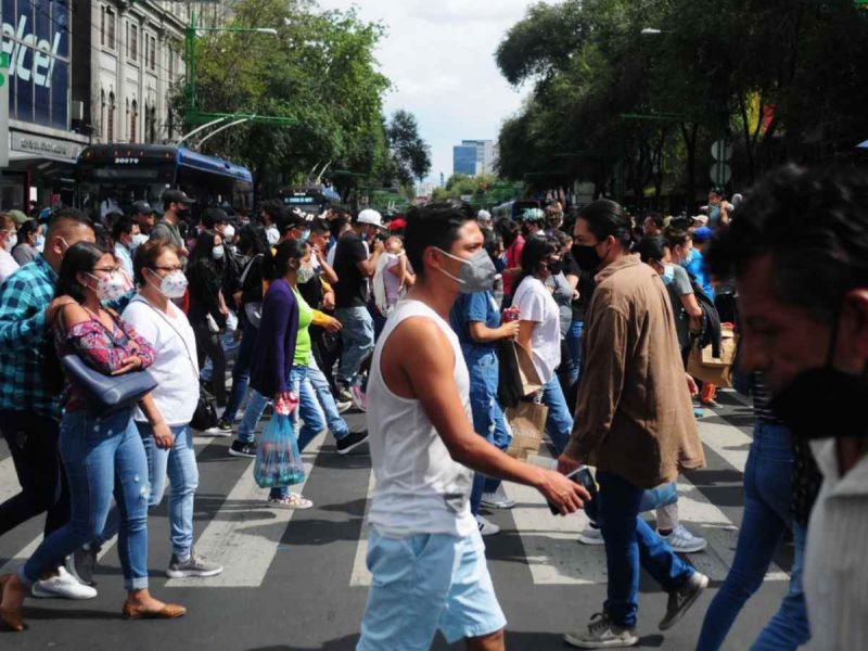 Habitantes de la CDMX abarrotan Centro Histórico pese a aumentos de