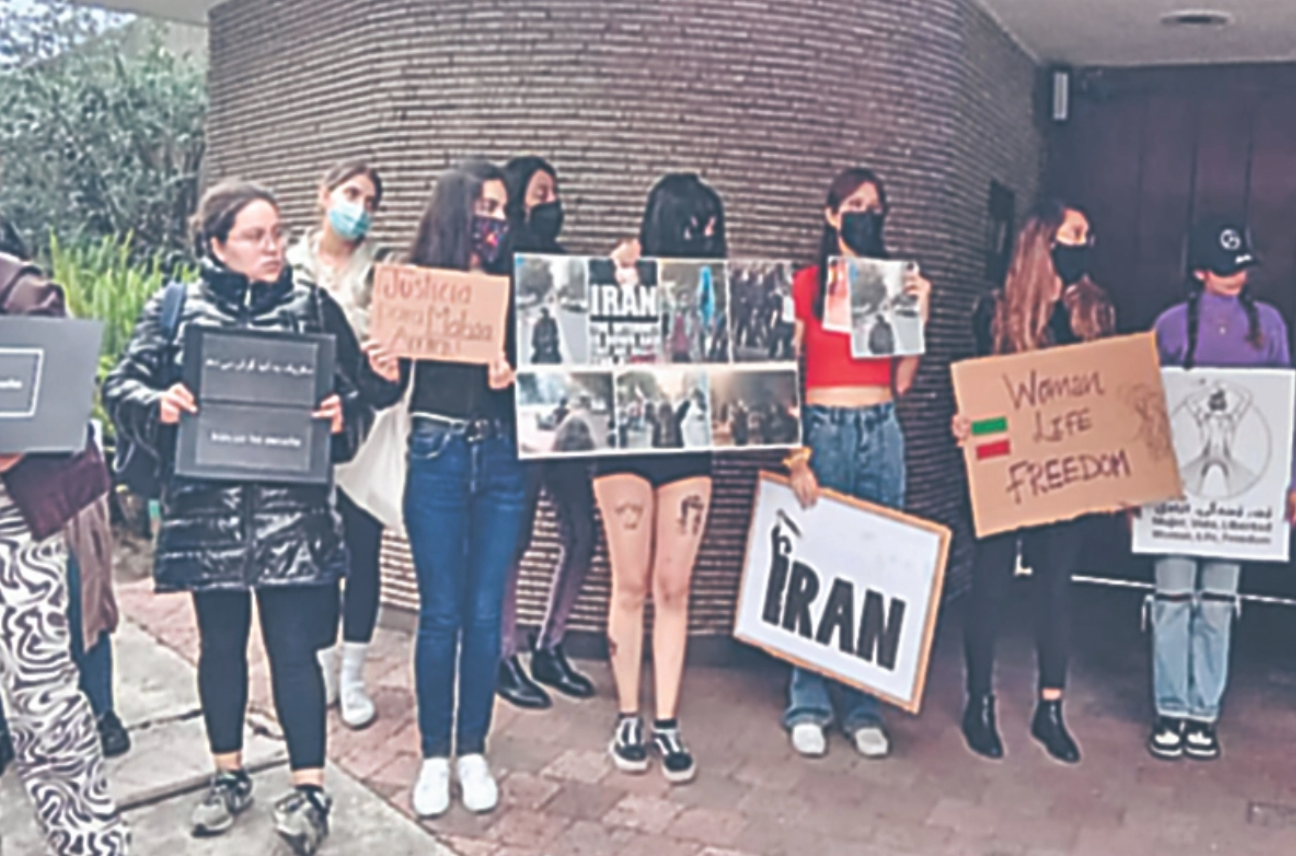 Por asesinato de Masha frente a embajada de Irán queman velos - Megalópolis