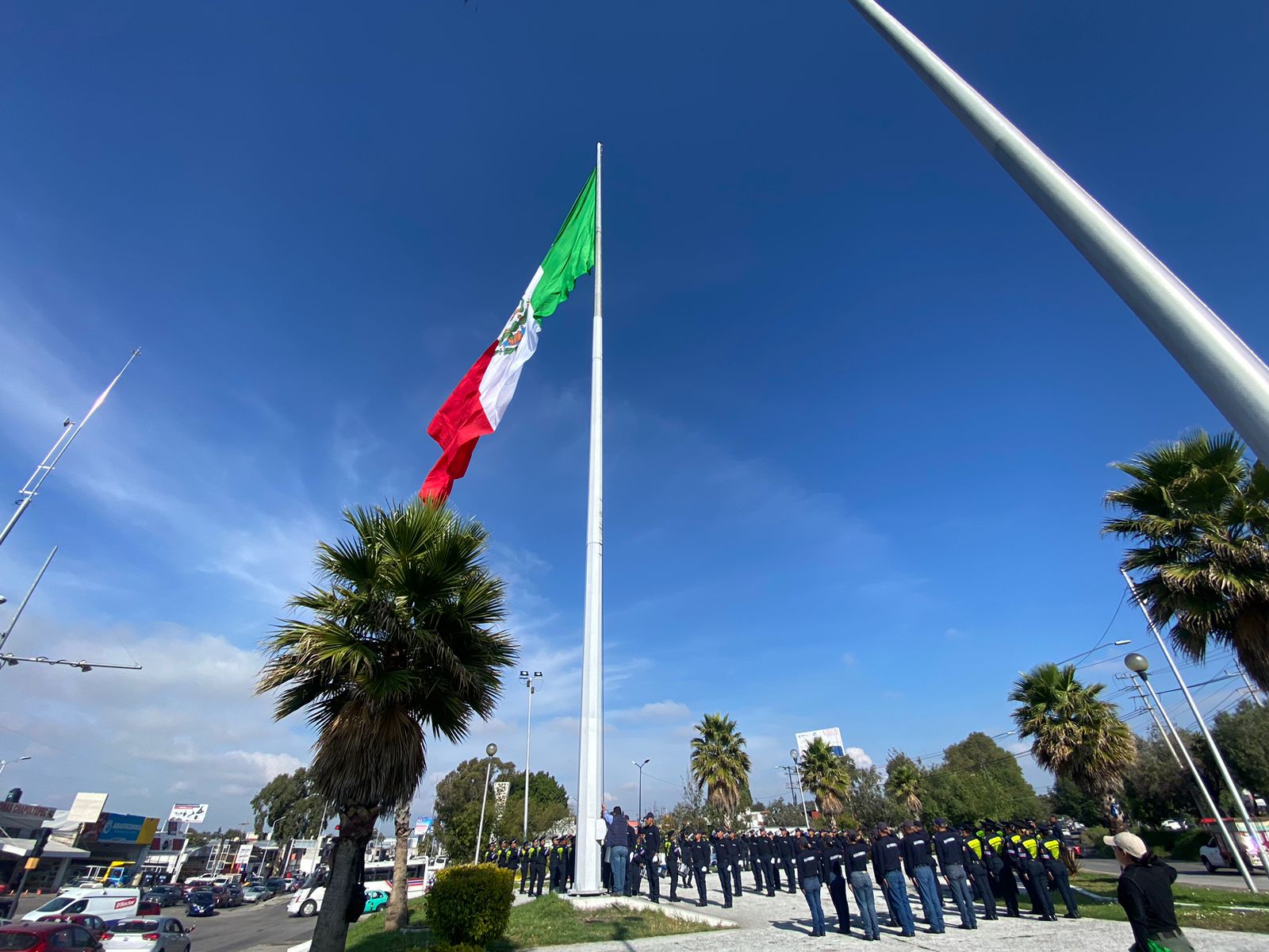 Realizan izamiento de bandera en conmemoración del Grito de